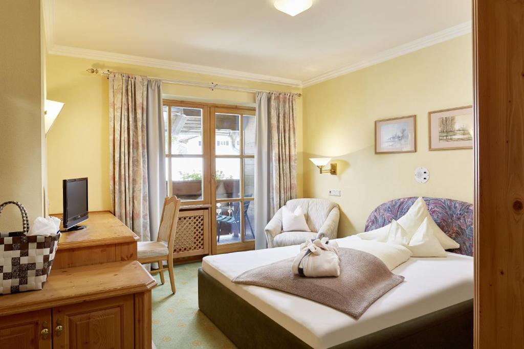 Postel nebo postele na pokoji v ubytování Wellnesshotel Mitterwirt