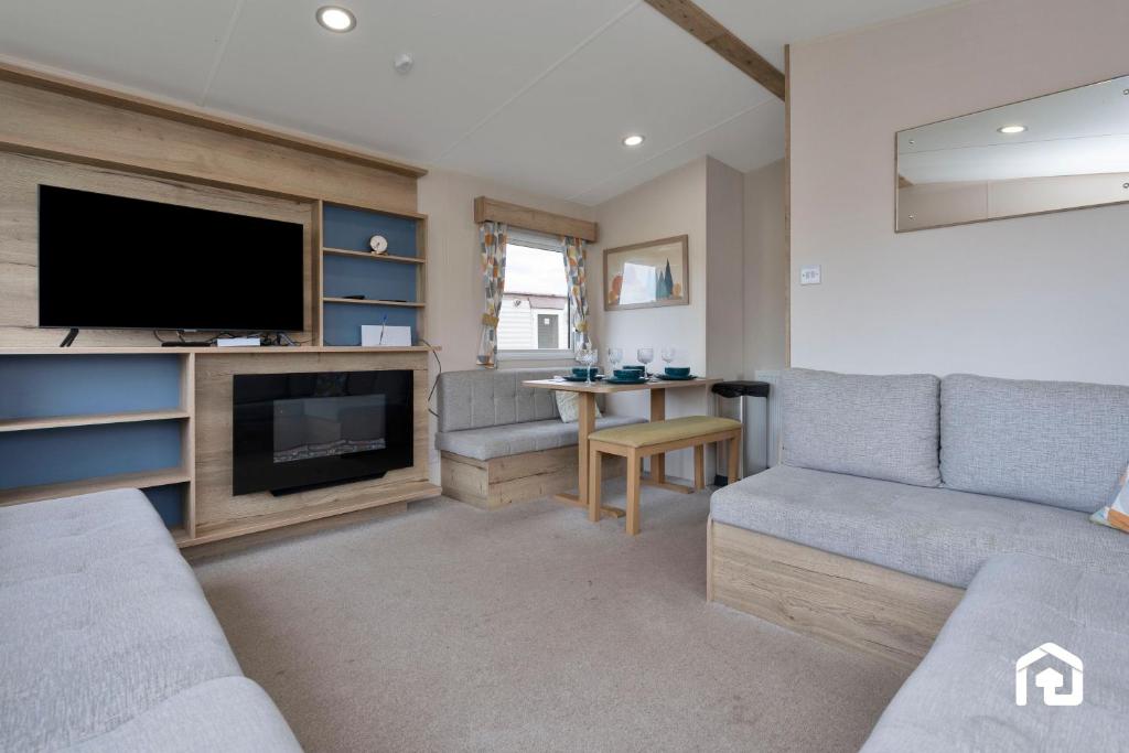 Una televisión o centro de entretenimiento en Vacant Nests Seton Sands St Andrews