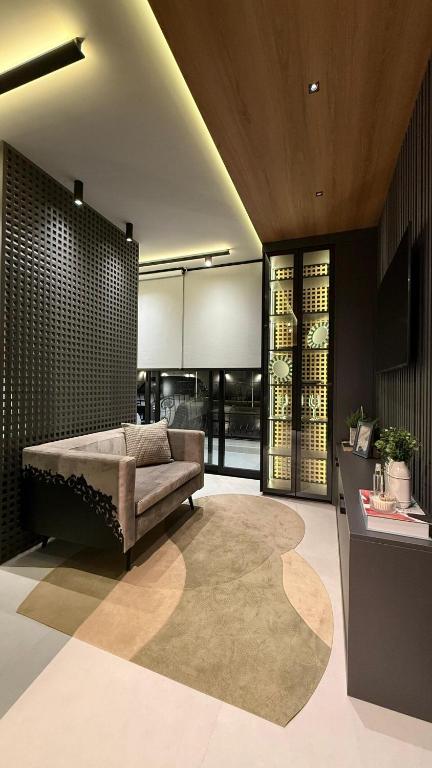 a living room with a couch and a rug at Flat moderno e aconchegante Holambra in Holambra
