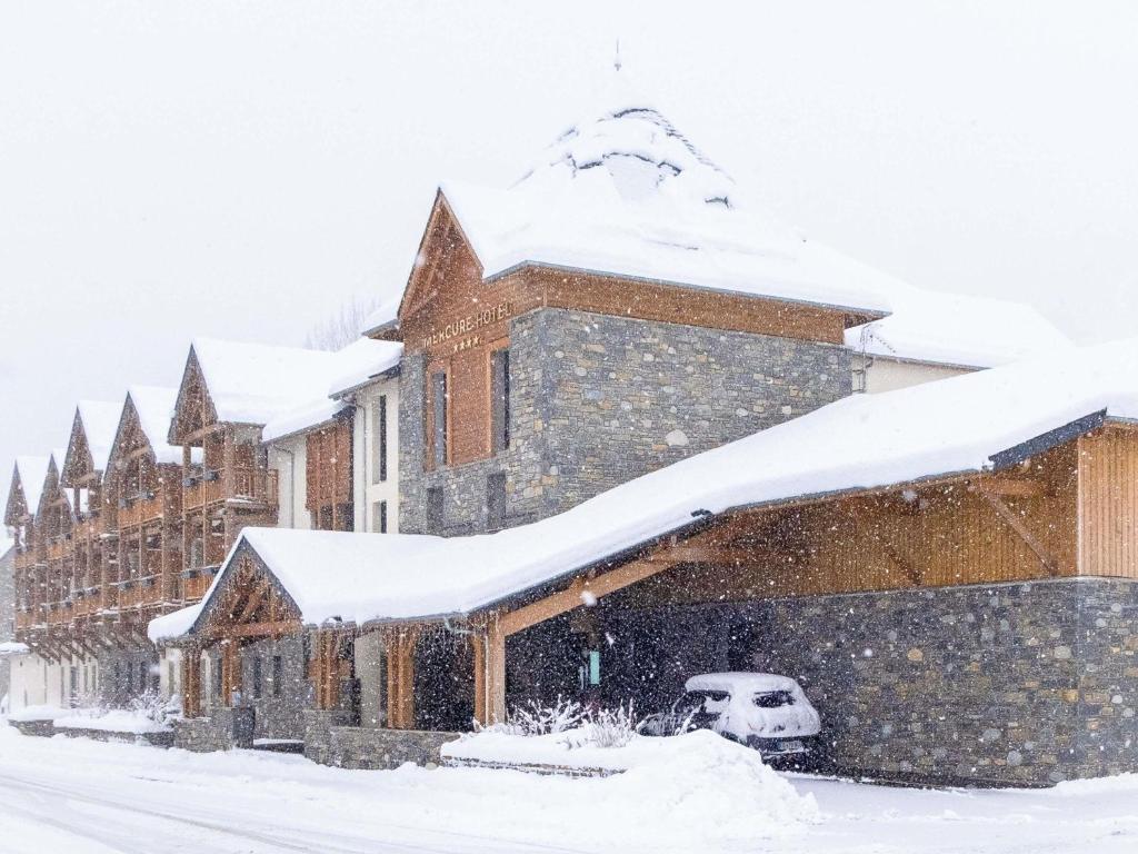 Το Mercure Peyragudes Loudenvielle Pyrénées τον χειμώνα