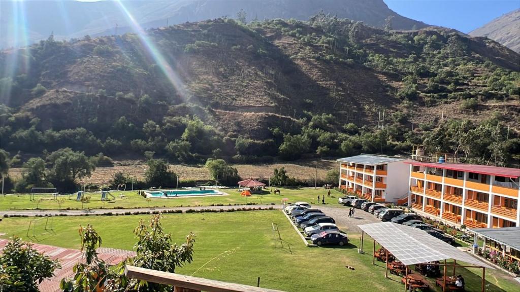 Nespecifikovaný výhled na hory nebo výhled na hory při pohledu z chaty