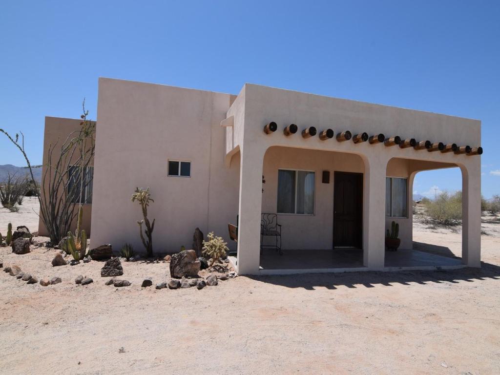 Το κτήριο όπου στεγάζεται  η παραθεριστική κατοικία