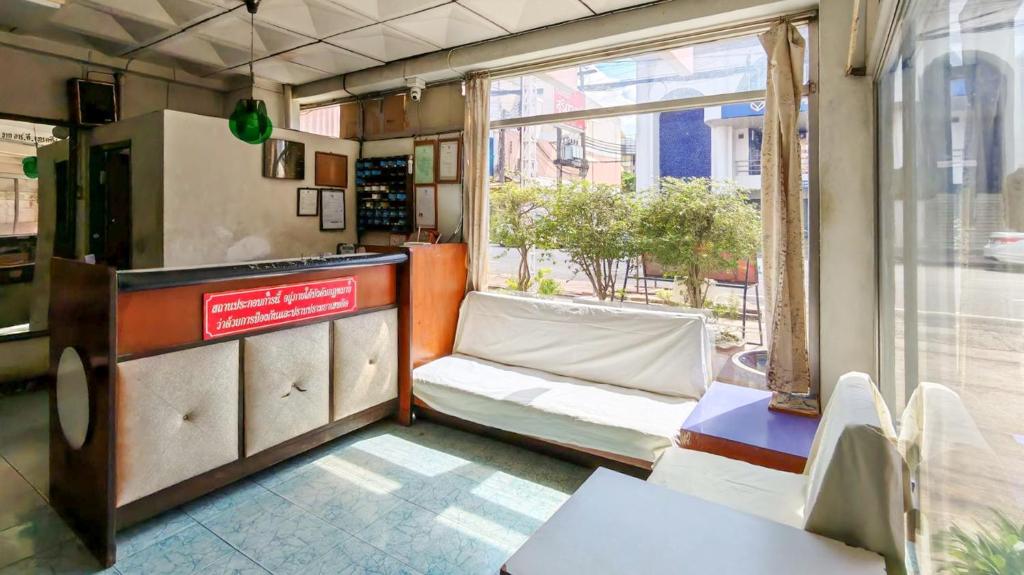 Η κουζίνα ή μικρή κουζίνα στο Suriyart Hotel