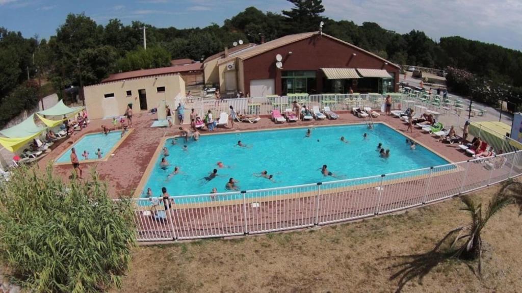 Bazén v ubytování Camping 3 étoiles - Piscine - cca0gbf nebo v jeho okolí