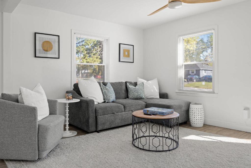 Posezení v ubytování Cozy 2BR Home Near Downtown w Backyard & Parking