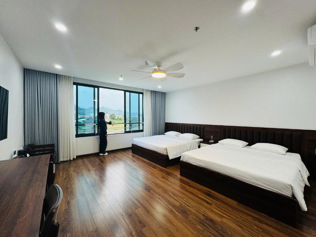 Ένα ή περισσότερα κρεβάτια σε δωμάτιο στο Hoàng Anh Hotel