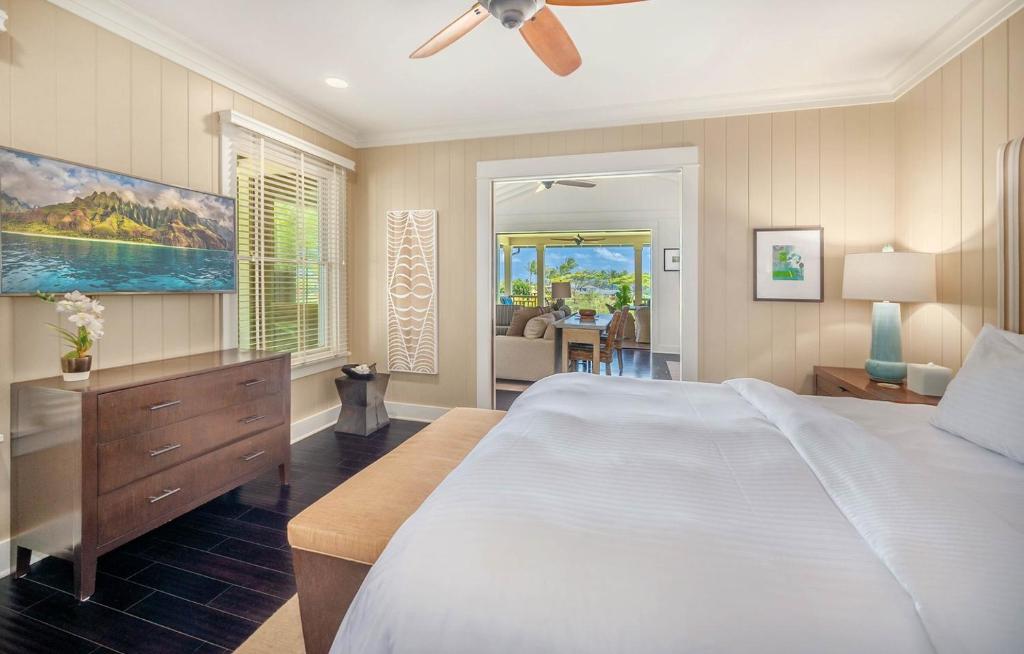 Postel nebo postele na pokoji v ubytování Lodge at Kukuiula