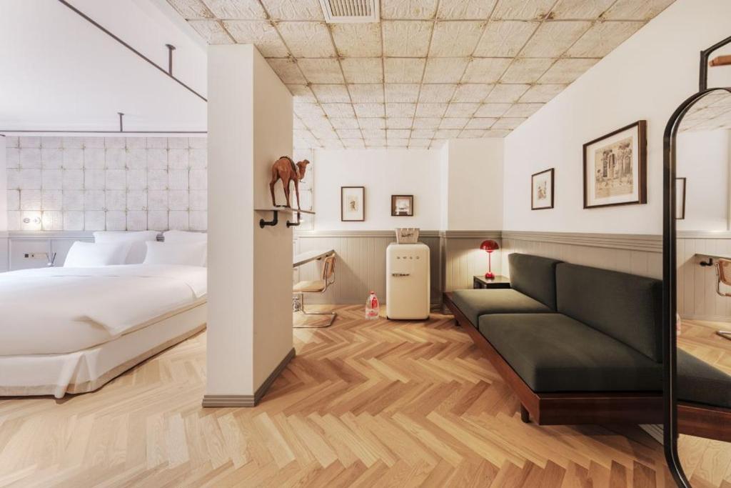 a bedroom with a large bed and a couch at 忙碌的考拉Weeknd Hotel in Moujiakutao