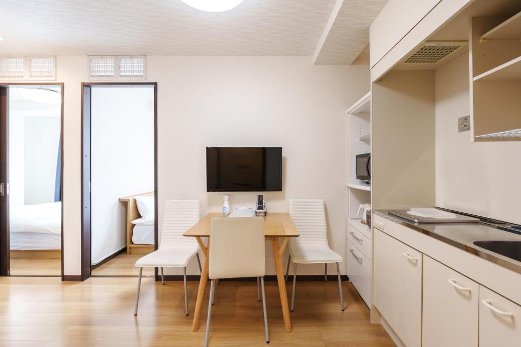 青葉邸-NIPPONBASHI Room 603-3 Min Walk to Kuromon Market Bright 2BR Family Residence