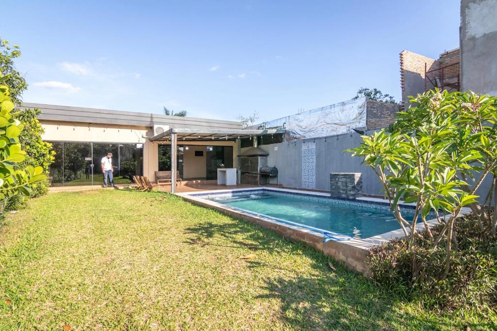 Nu GuazuにあるTu Quinta en Luqueの家の裏庭にあるプール