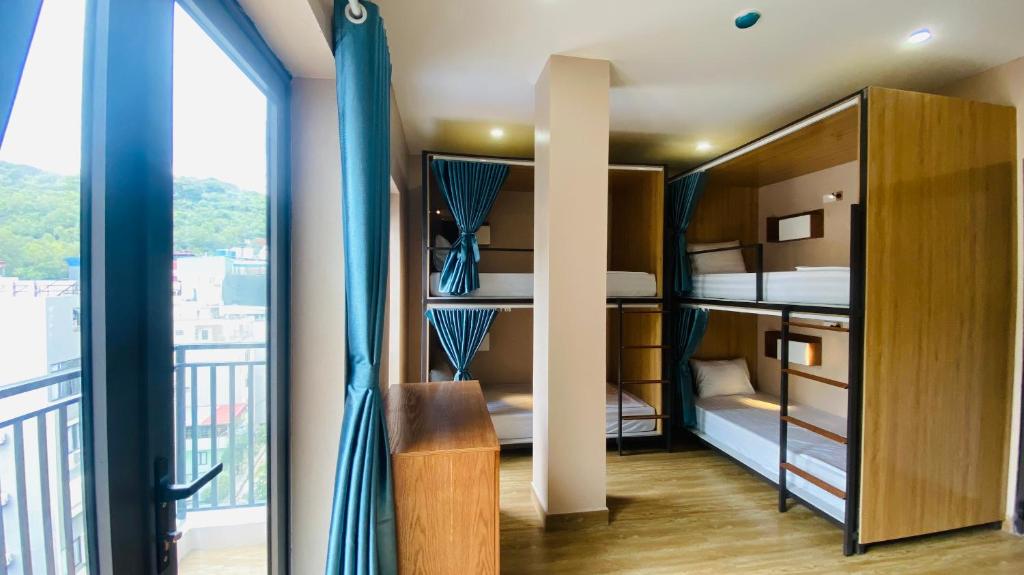 Habitación con literas y balcón. en Catba Paddy House, en Cat Ba