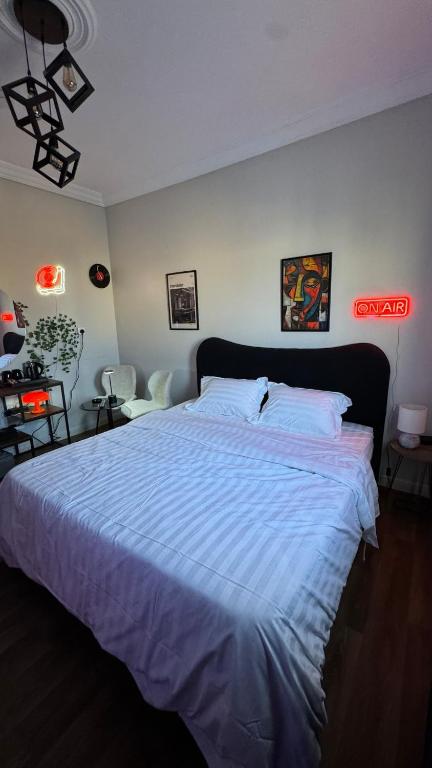 Postel nebo postele na pokoji v ubytování استديو عصري ومميز