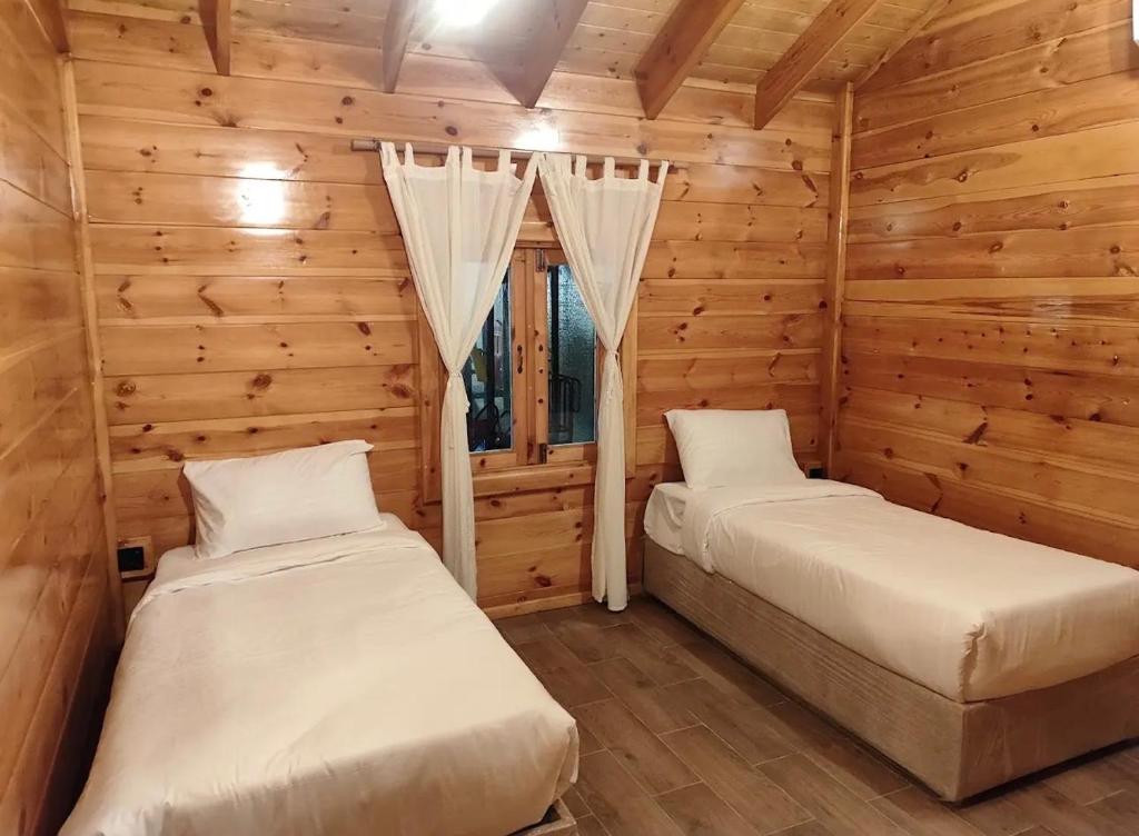 سرير أو أسرّة في غرفة في Relax moment ريلاكس مومنت