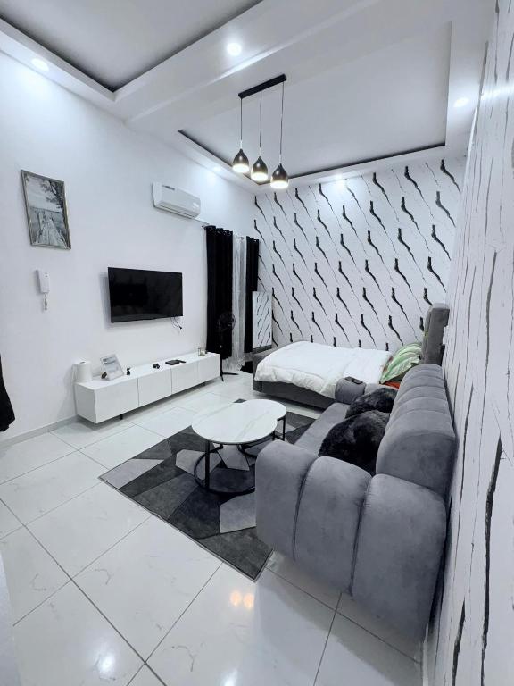 アビジャンにあるRésidence KS Ephrataのソファとテーブルのあるリビングルーム