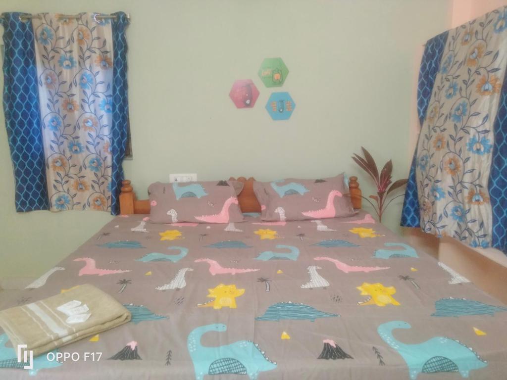 En eller flere senge i et værelse på Haneeshya Resort & Strawberry farm