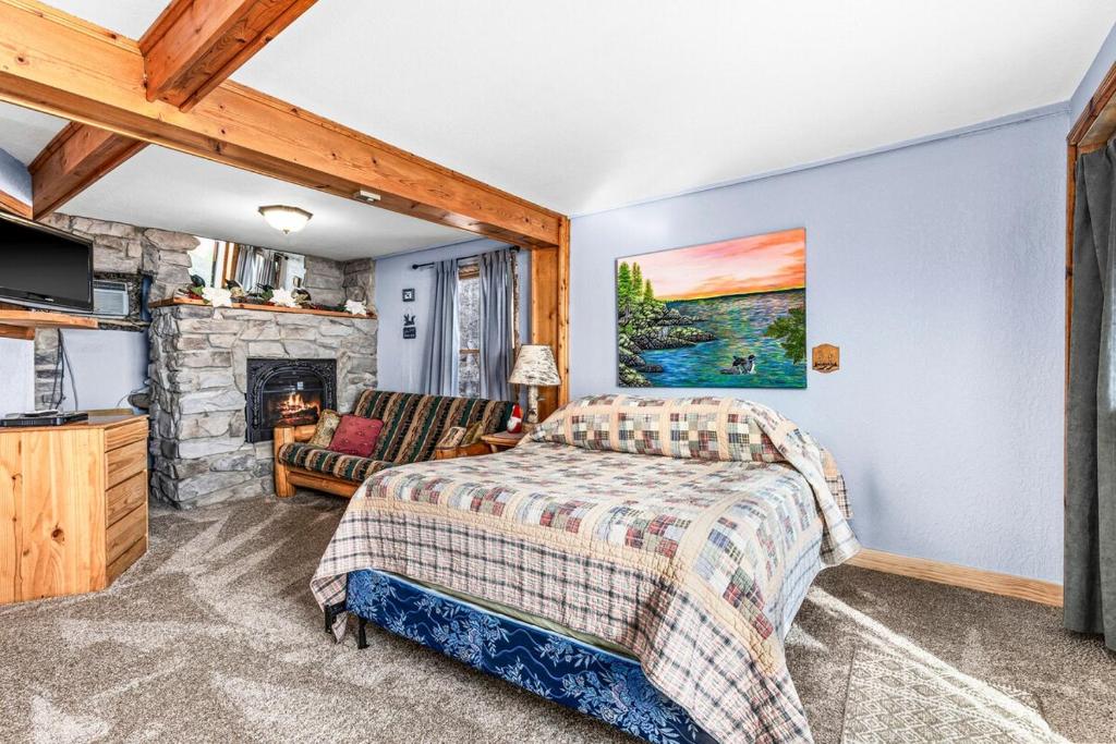 Postel nebo postele na pokoji v ubytování The Inn On Gitche Gumee - The Loons Nest Room