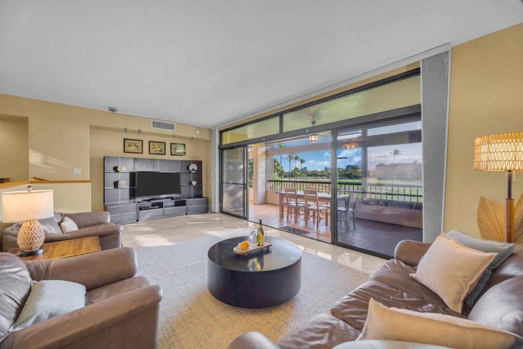 een grote woonkamer met banken en een televisie bij Kaanapali Royal C202 · KRL C202 2BD on Kaanapali Golf Course w P in Lahaina