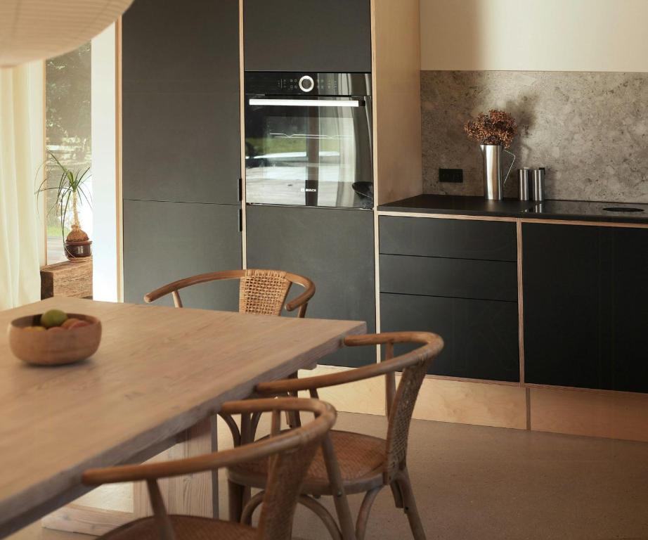 Η κουζίνα ή μικρή κουζίνα στο Arkitektonisk Refugium Ved Nordsjællands Kyst