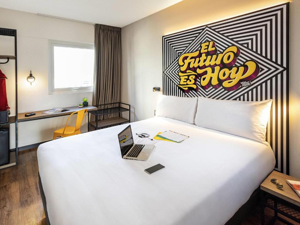 Ένα ή περισσότερα κρεβάτια σε δωμάτιο στο ibis styles Lima San Isidro