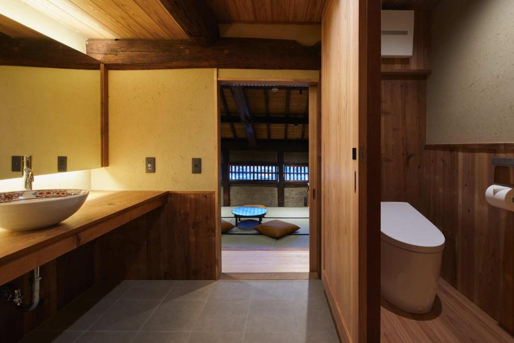 a bathroom with a sink and a toilet at 宿 -Shuku- in Inuyama