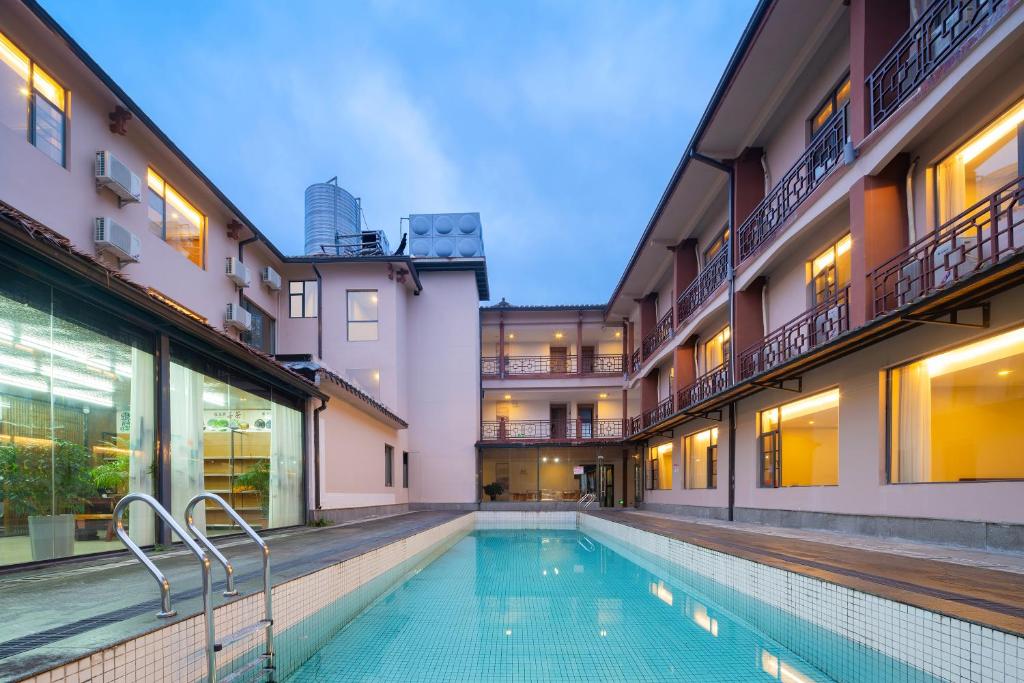 una piscina cubierta en el patio de un edificio en Zhangjiajie Tianchong Yunhai Hotel, en Zhangjiajie