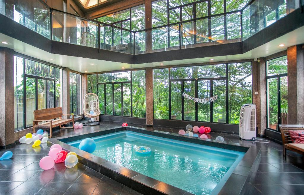 Πισίνα στο ή κοντά στο Private Indoor Pool Zoo Villa near Zoo Negara, Ampang KL