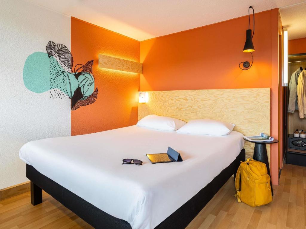 Un pat sau paturi într-o cameră la greet Brussels Airport Zaventem