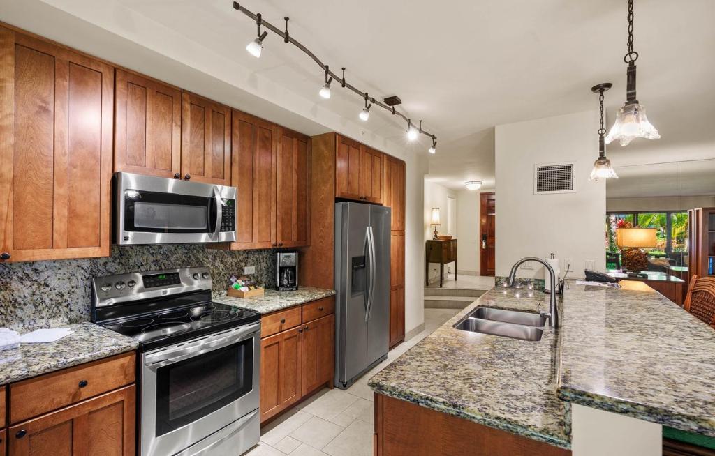 Nhà bếp/bếp nhỏ tại Kaanapali Alii 1 Bedroom Garden-Mountain View