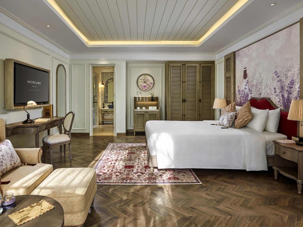 Un pat sau paturi într-o cameră la Mercure Dalat Resort