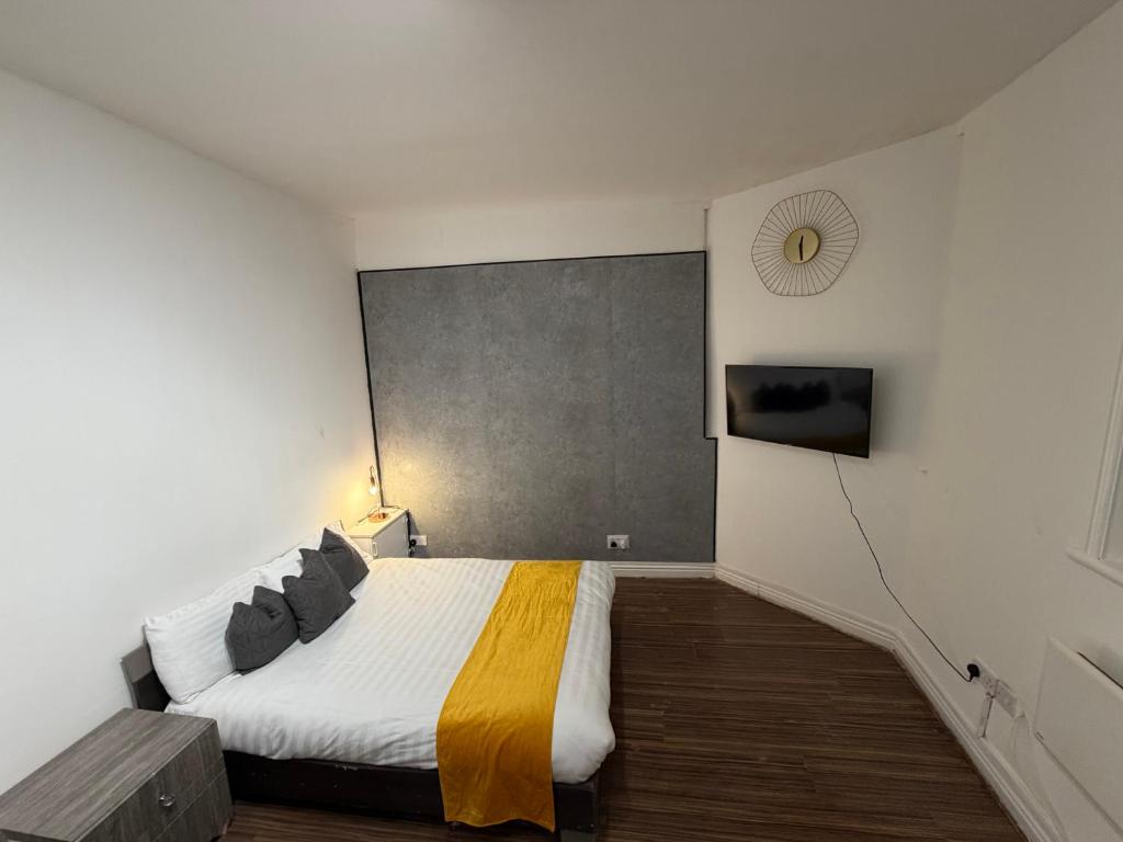 Un pat sau paturi într-o cameră la Arndale Apartments Manchester