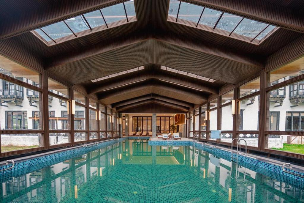 パロにあるDawa at Hilltop by Heetonの窓のある建物にある大きなプール