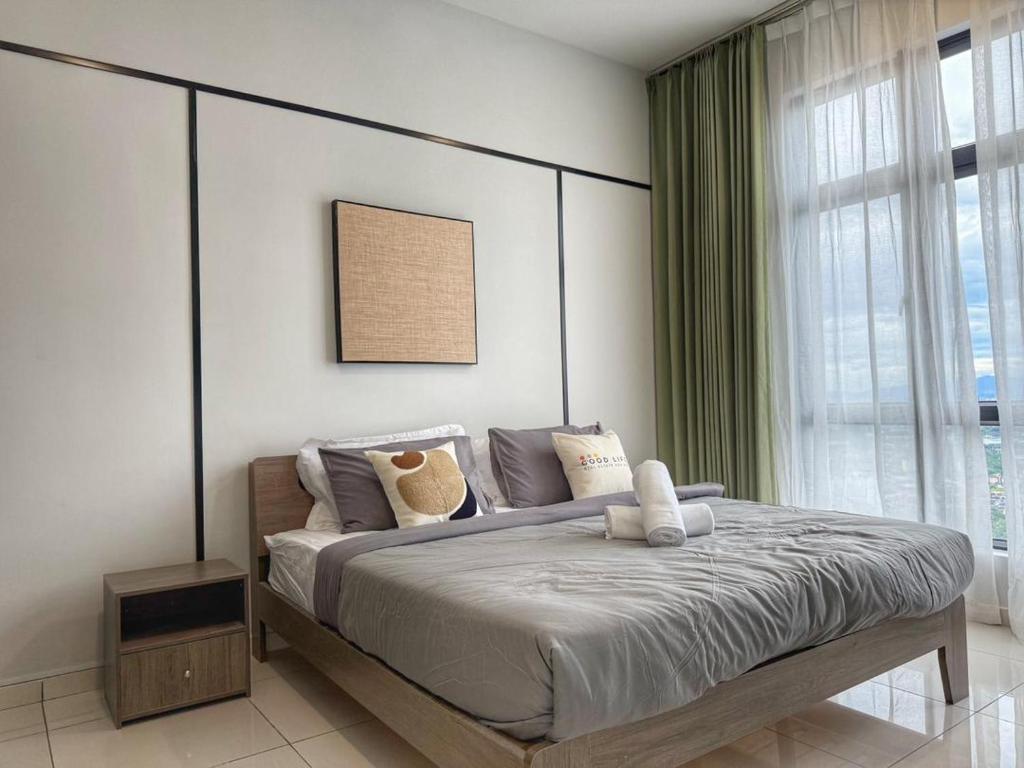 ein Schlafzimmer mit einem Bett und einem großen Fenster in der Unterkunft Space Residency Studio KSL Mall JB City in Johor Bahru