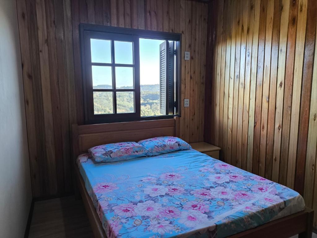 Ένα ή περισσότερα κρεβάτια σε δωμάτιο στο Casa de campo da Prof Fabi