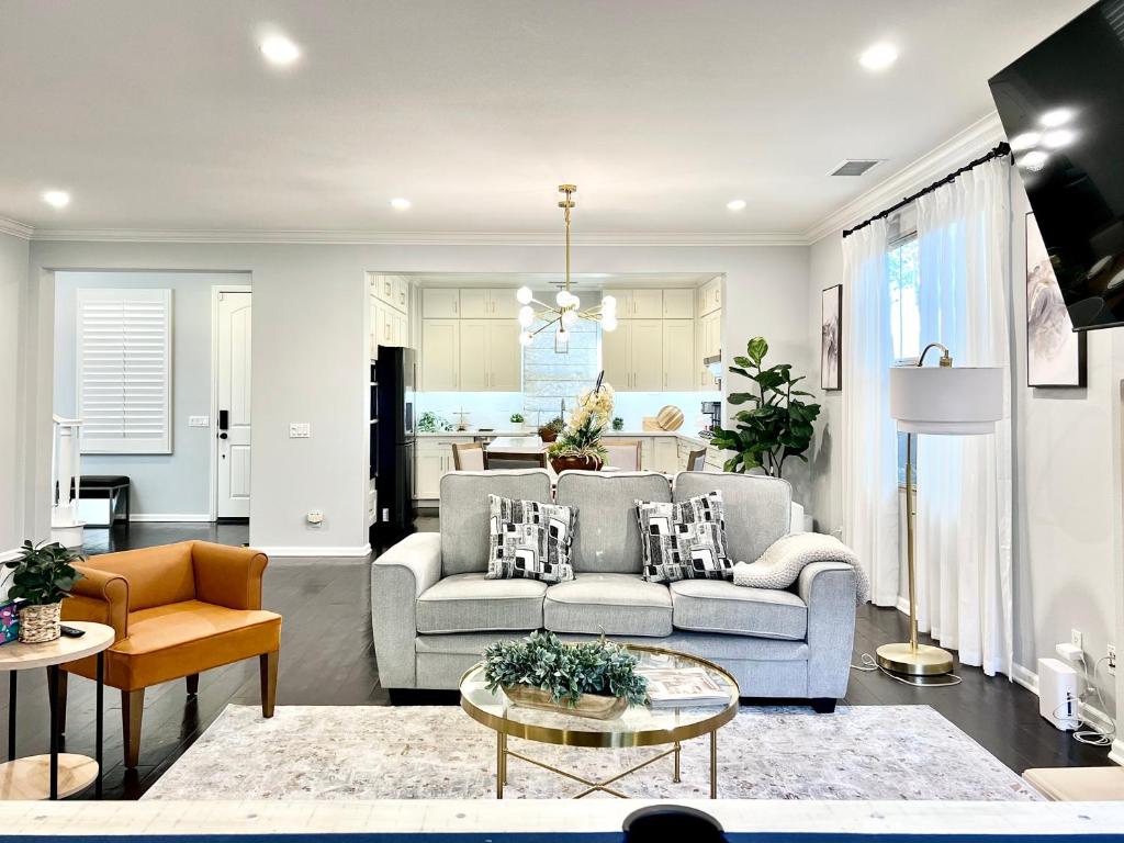 Et opholdsområde på #Marbella Lane - Vibrant 4BR Home in Irvine
