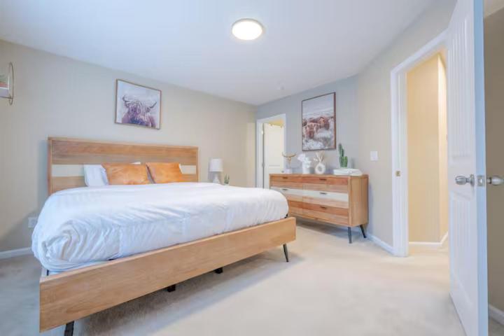 Postel nebo postele na pokoji v ubytování A Farm in the Heart of Raleigh