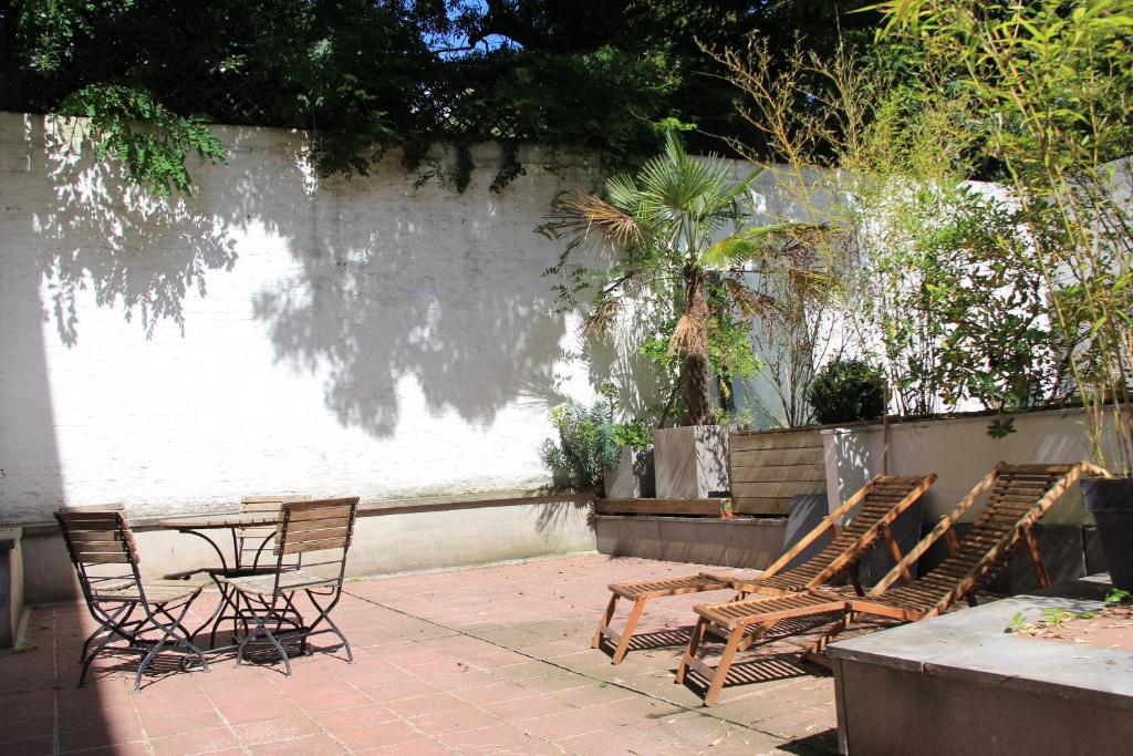 d'une terrasse avec des chaises, des tables, une table et des chaises. dans l'établissement Escalille le Voltaire, à Lille