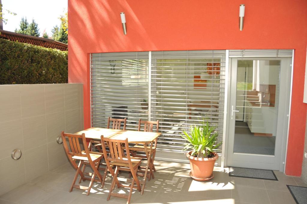 een tafel en stoelen op een patio met een raam bij Atrium flat in the Villa in Ljubljana