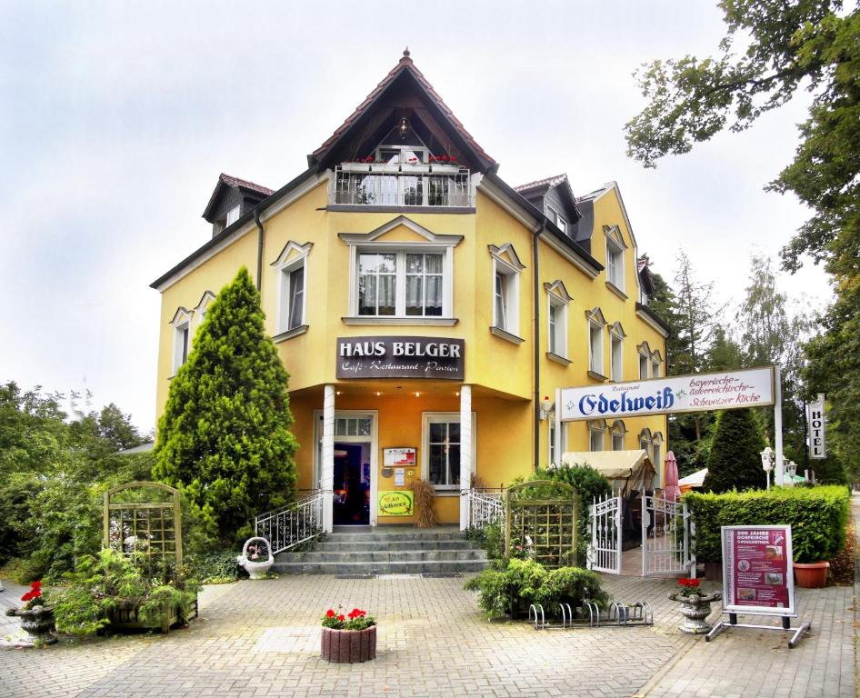 un bâtiment jaune avec un panneau devant lui dans l'établissement Haus Belger, à Großziethen