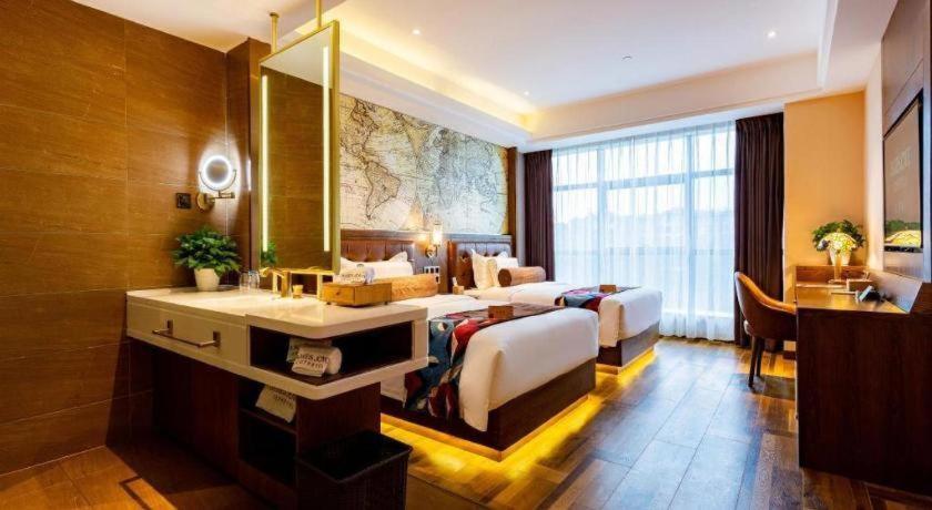 ein Hotelzimmer mit einem Bett und einem Schreibtisch. in der Unterkunft James Joyce Coffetel· Chengdu Shuangliu Airport Haibing City Wanda in Chengdu