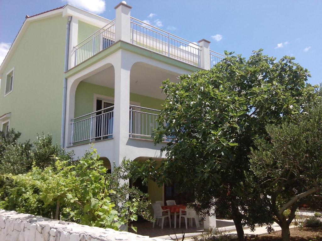 Cette grande maison dispose d'un balcon. dans l'établissement Apartment Peris, à Sevid