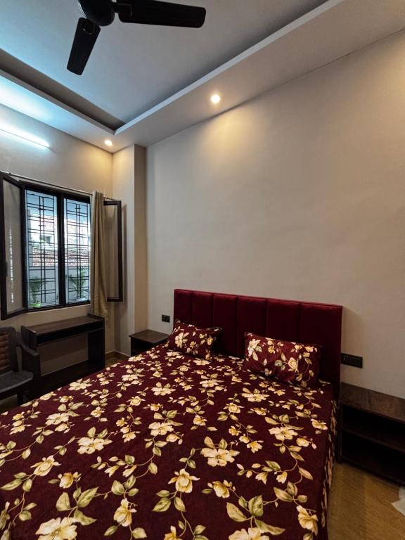 a bedroom with a large bed and a window at Kamlkash niwas homestay in Rishīkesh