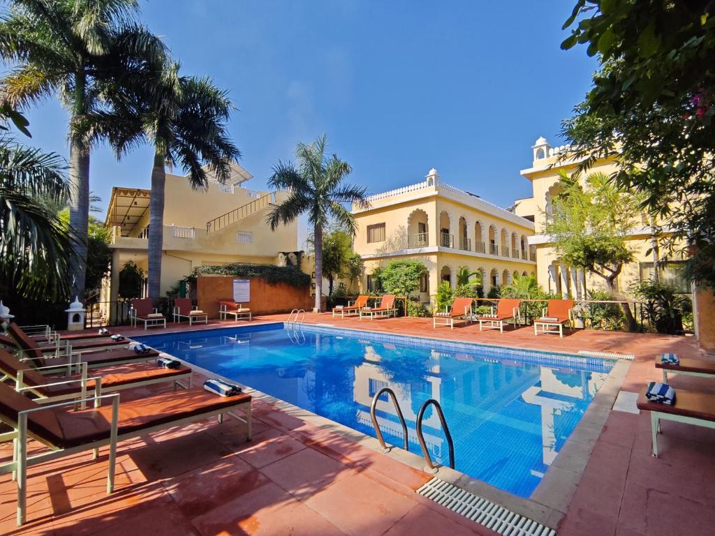 Bazén v ubytování Raj Palace Resort nebo v jeho okolí