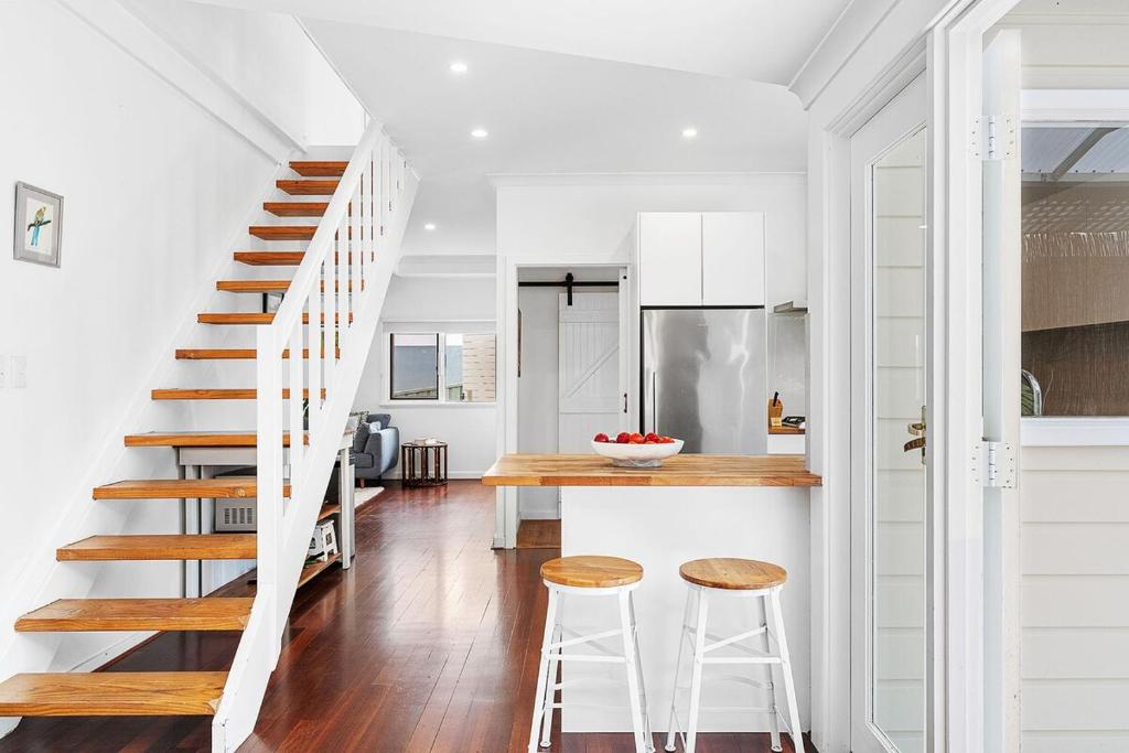 Η κουζίνα ή μικρή κουζίνα στο Serenity - A Short Walk To Beach