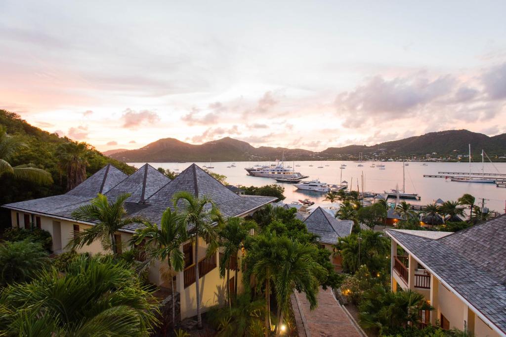 una vista aérea de un complejo con barcos en el agua en Antigua Yacht Club Marina Resort en English Harbour Town