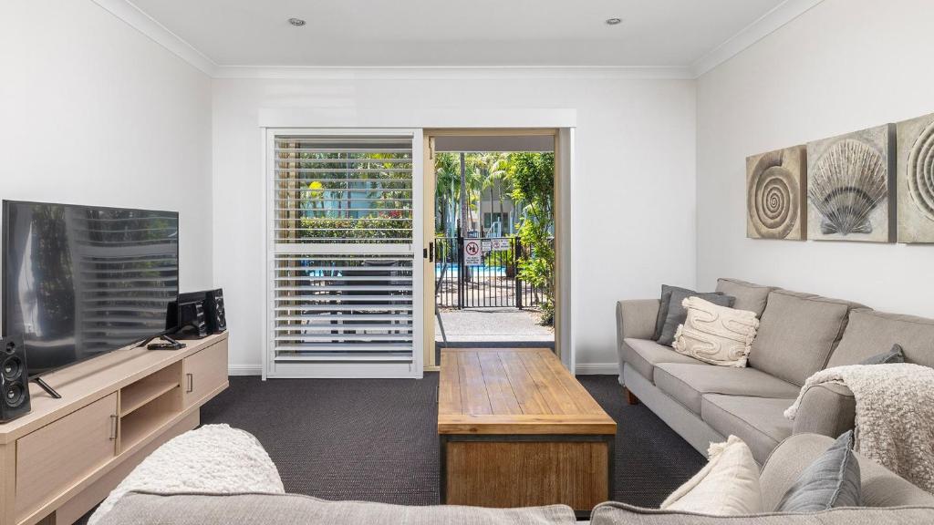 Et tv og/eller underholdning på Oaks Pacific Blue Pool spa more in complex