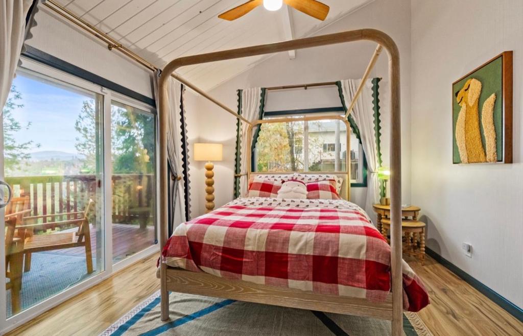 Кровать или кровати в номере Yosemite winter getaway w lake, golf, horses, pool