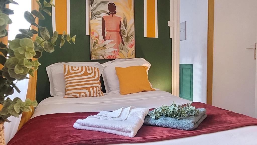 Postel nebo postele na pokoji v ubytování Échappée Urbaine Rouennaise - Hypercentre - Gare Rive Gauche