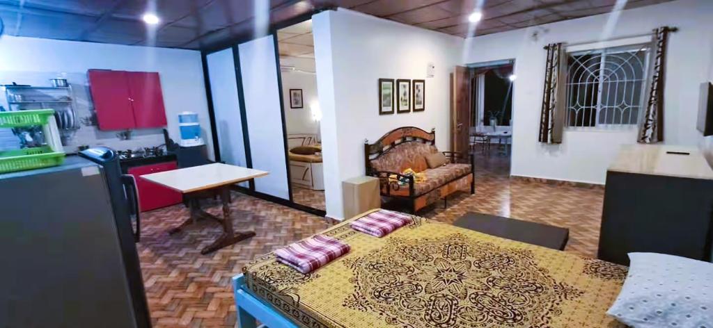 Kuchyň nebo kuchyňský kout v ubytování Private Spacious family 1 Bhk Apartment in Arambol