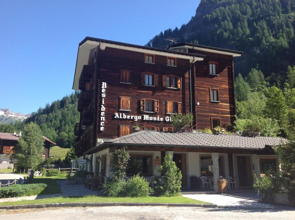 ein großes Gebäude mit alpinem Klimaclub in der Unterkunft B&B Monte Giove Formazza in Formazza