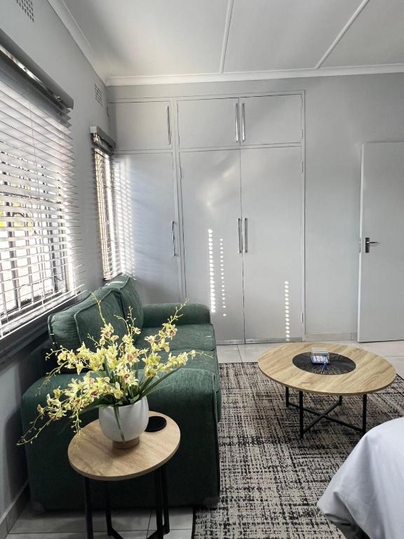 Χώρος καθιστικού στο Navy Pearls 2